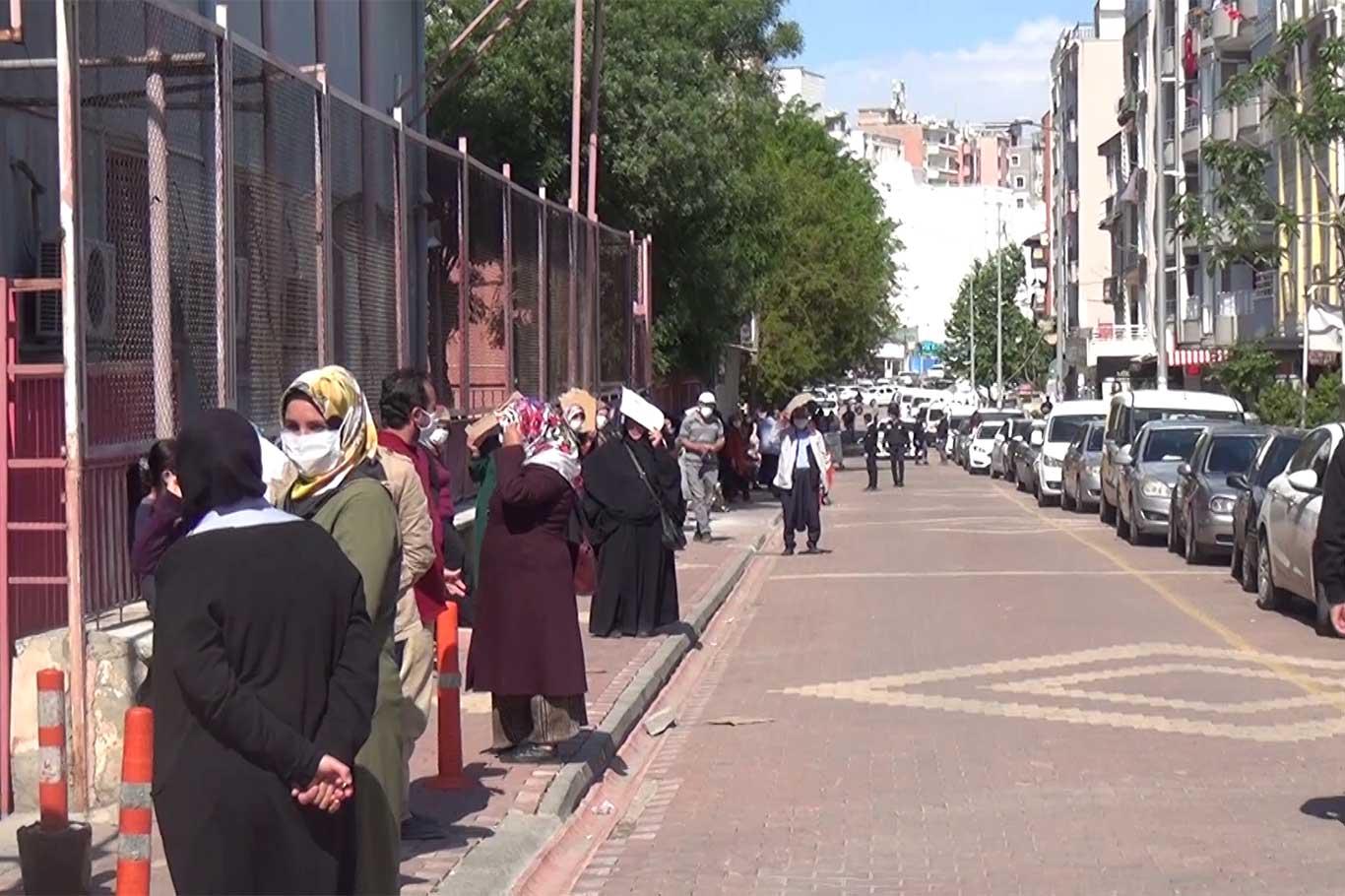 Adıyamanlı vatandaşlar PTT'nin diğer şubelerinde de hizmet verilmesini istiyor Adıyamanlı vatandaşlar PTT'nin diğer şubelerinde de hizmet verilmesini istiyor